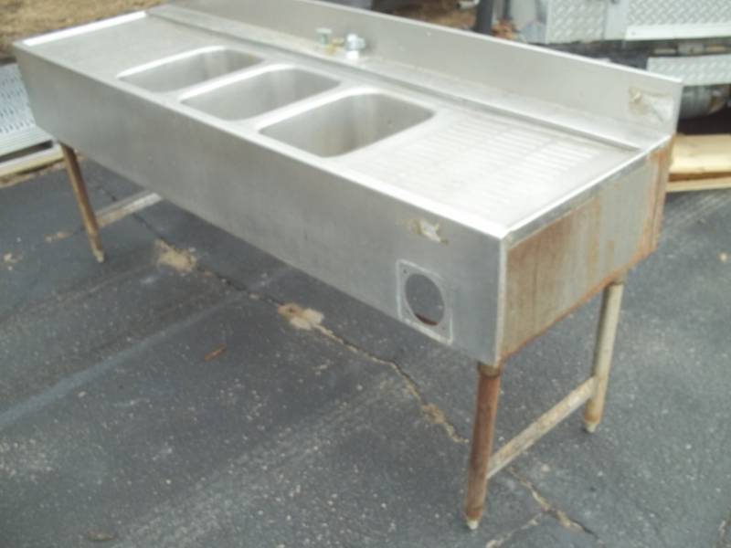 lot 6 image: Stainless steel Bar triple sink 30 x 21 x 71 with bar drink mats