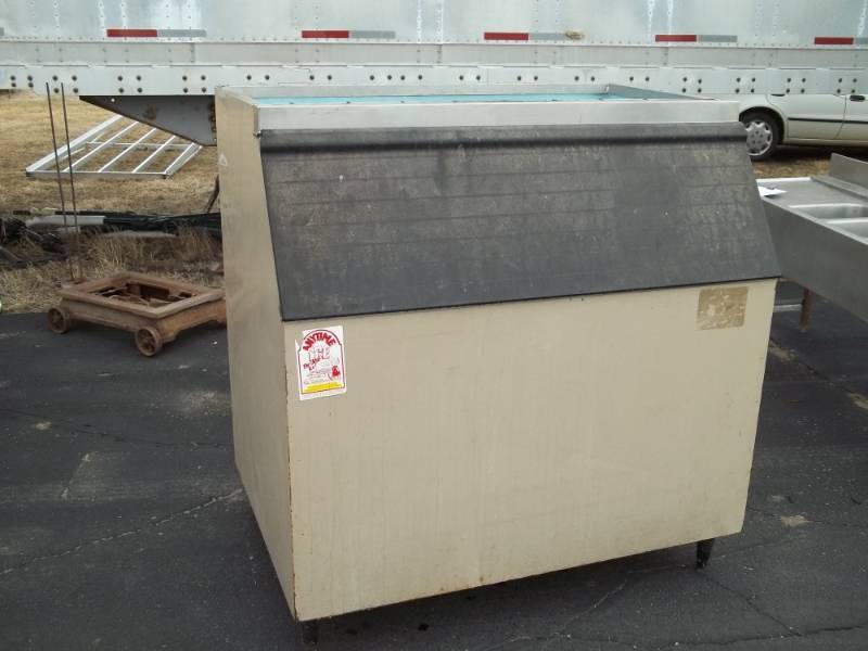 lot 7 image: Ice Bin with Ice scoops