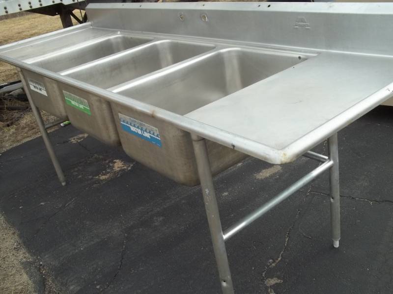 lot 8 image: Stainless Steel 3 sink 104 x 34 x 38