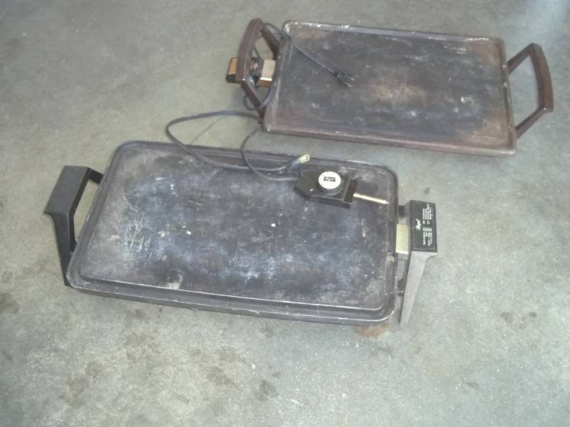 lot 100 image: Pair of Electric Griddles