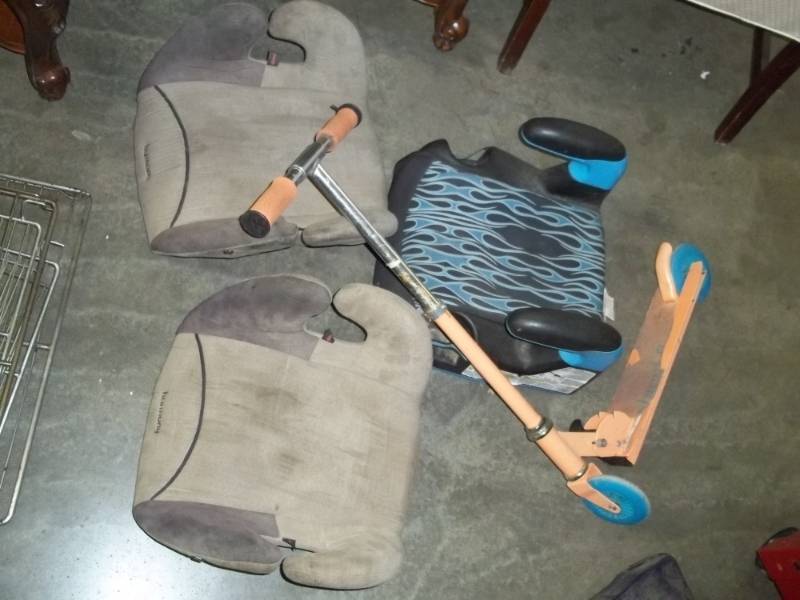 lot 109 image: 3 Booster seats and scooter