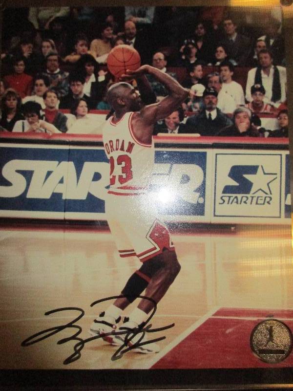 MICHAEL JORDAN PLAQUE INCLUDES SIGNED PICTURE WITH 2 CARDS AND CERTIFICATE OF AUTHENTICITY