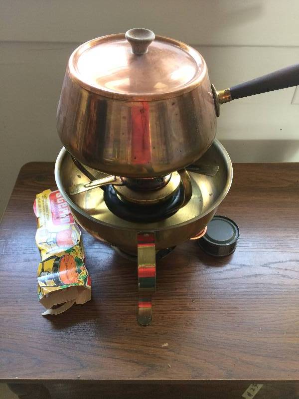 lot 32 image: Fondue Pot