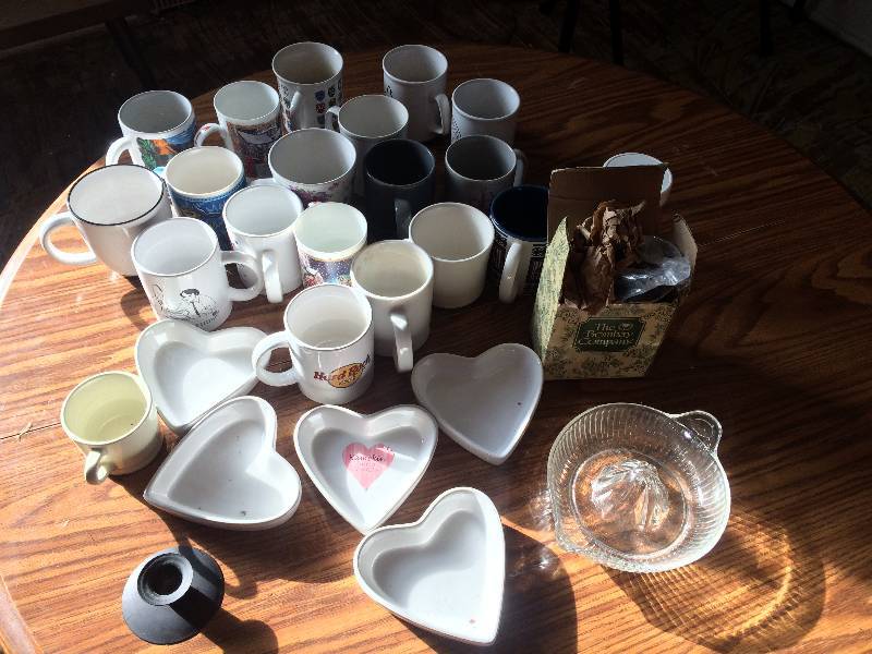 lot 42 image: Assorted Cups and Collectibles