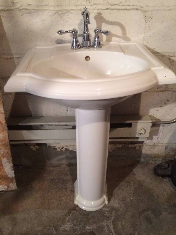 lot 59 image: Pedestal Sink