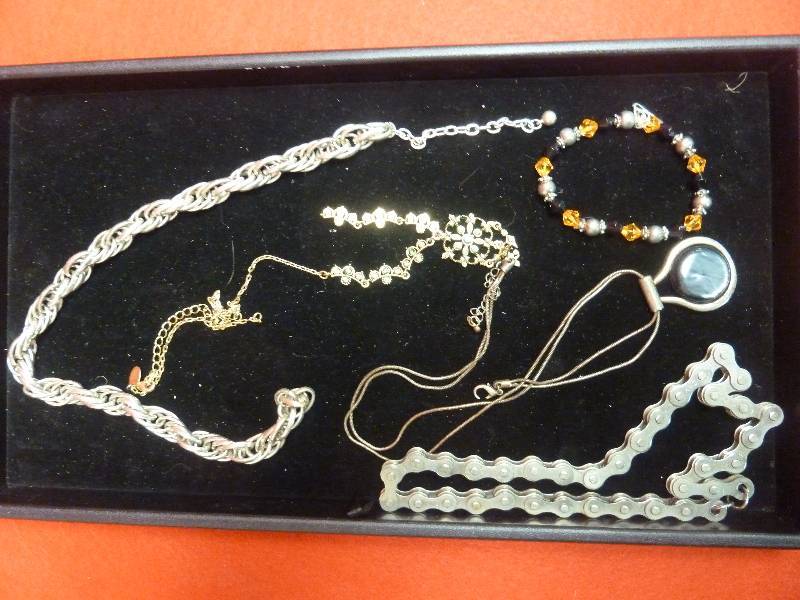 lot 407 image: Jewelry Lot