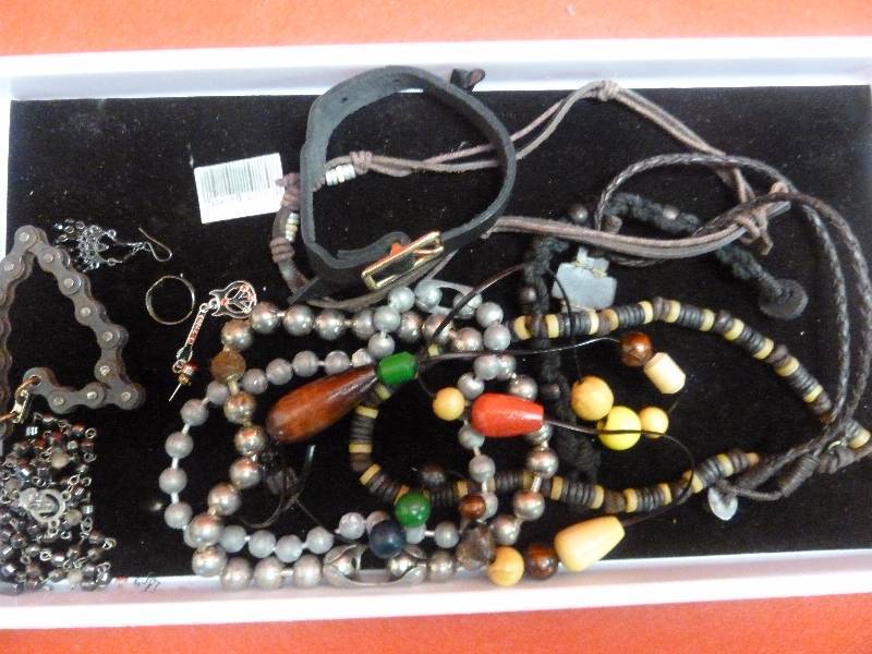 lot 424 image: Jewelry Lot