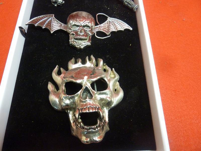 lot 429 image: Skull Lot