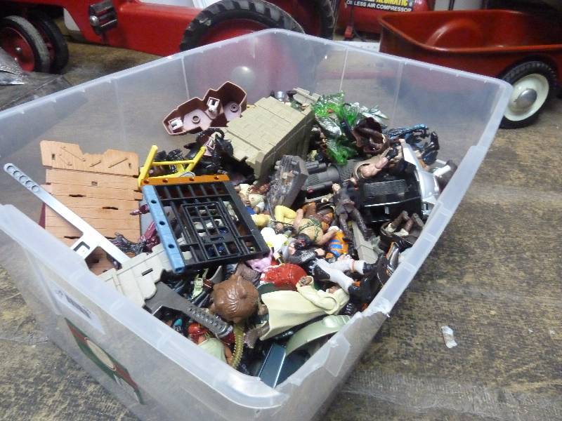 lot 450 image: Large Tub Full of Toys