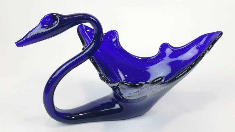 lot 72 image: 14 Cobalt Blue Art Glass Swan