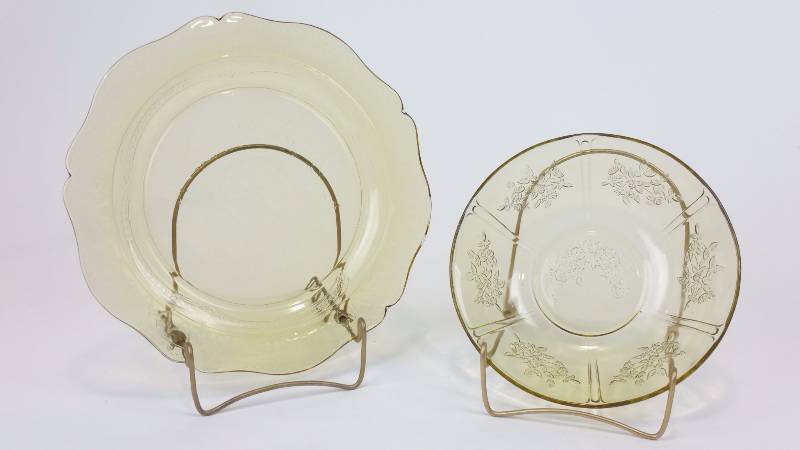 lot 80 image: Federal Depression Glass Sharon (Cabbage Rose) and Patrician Spokes