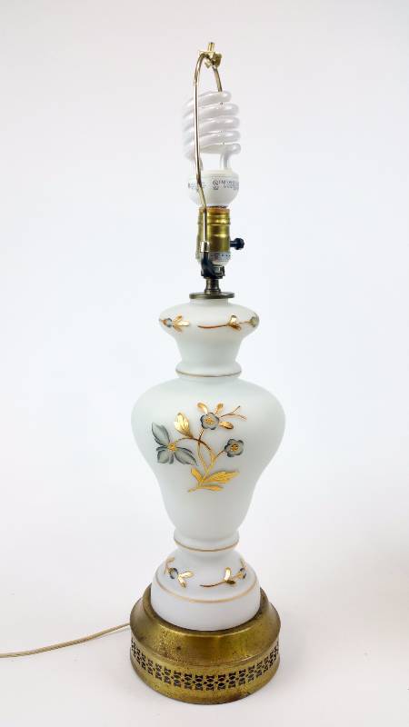 lot 12 image: Beautiful Hand Painted Art Glass Lamp - Vintage