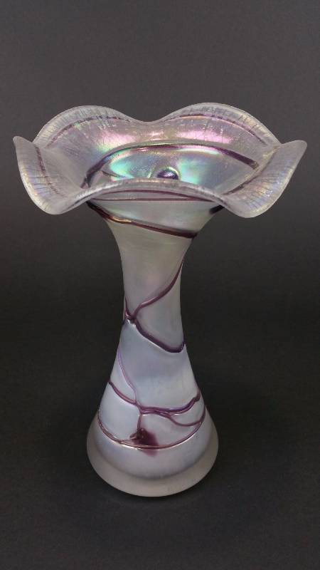 lot 49 image: 9 12 Irridecent Art Glass Vase
