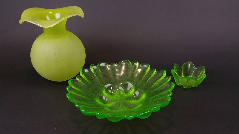 lot 58 image: Green Art Glass Chips & Dip  Ruffled Vase
