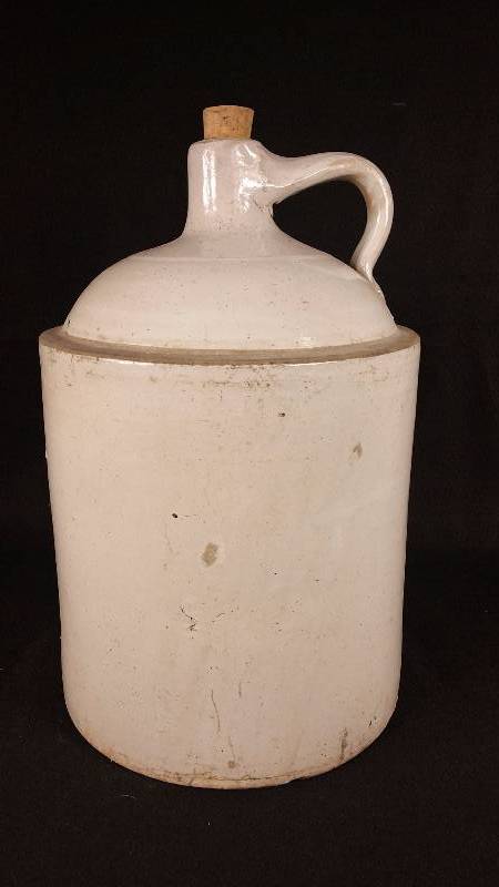 lot 131 image: Antique 5 Gallon Red Wing Shoulder Jug Crock - Small Wing