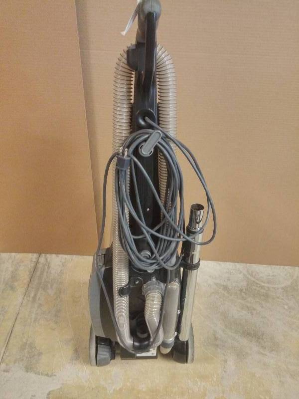 Bissell 93Z61 120V 12 Amps Heavy Duty Bagless Vacuum BROKEN BELT