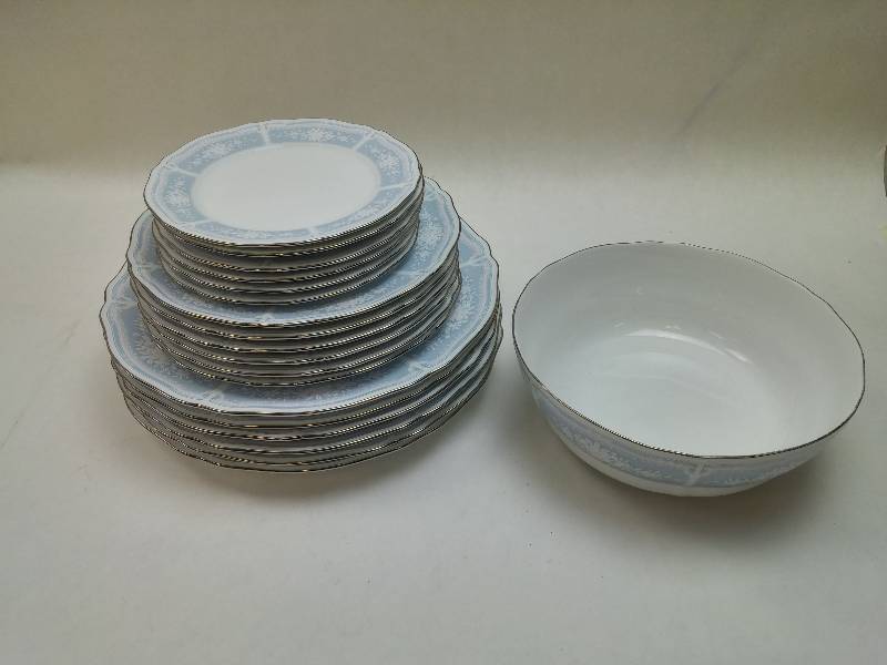 lot 422 image: Noritake 3803 Lacewood 19 Piece 6 Set Porcelain Fine China Set