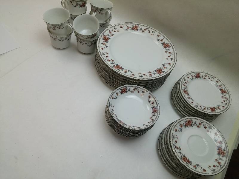 lot 425 image: Sheffield Anniversary 40 Piece 8 Set Porcelain Fine China Set