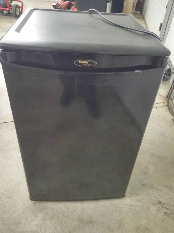 lot 449 image: Danby DAR482BL Designer 21 x 20 x 33 Large Compact Refrigerator NOT WORKING