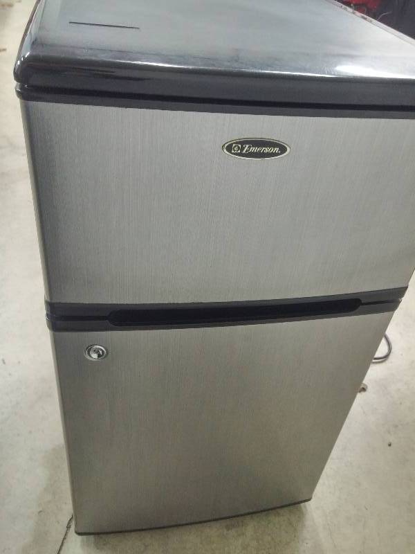 lot 450 image: Emerson CR500 34.6 x 22 x 20.5 Large Compact Reridgerator with Freezer Door NOT WORKING