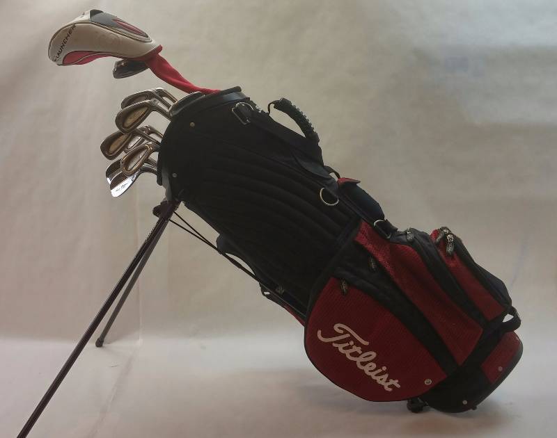 lot 11 image: Cleveland Tour Action Right HandGolf Club set w Titleist Dual Strap Stand Golf Bag