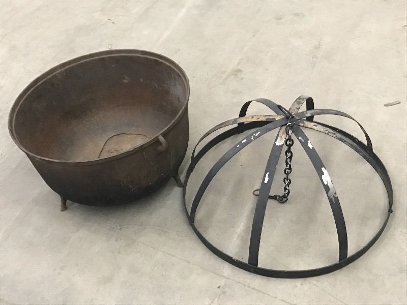 lot 16 image: Antique Cast Iron Cooking Culdron W...