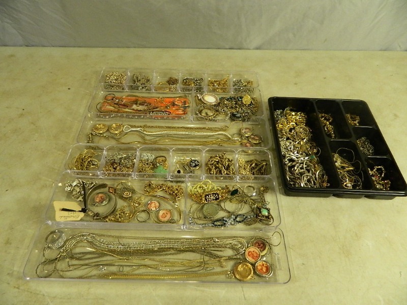 lot 1 image: Jewelry