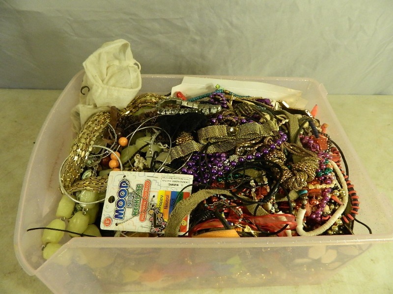 lot 3 image: Huge Lot of Jewelry