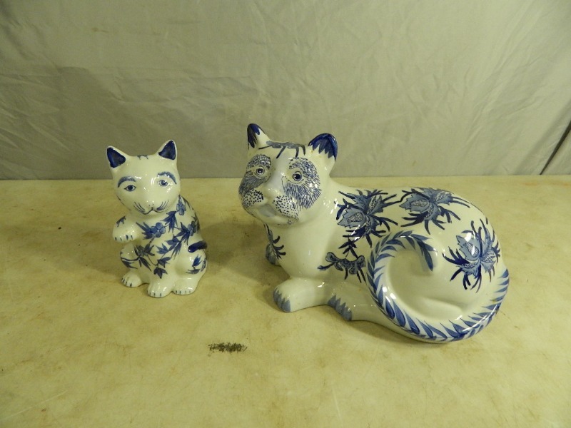 lot 28 image: 2 Cat Figurines