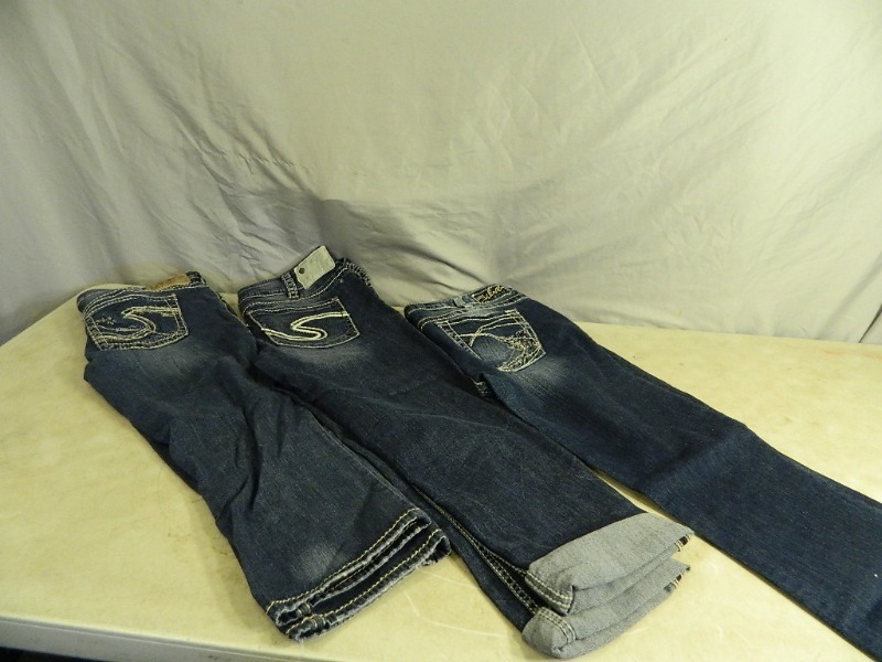 lot 41 image: Silver Brand Jeans and Capris