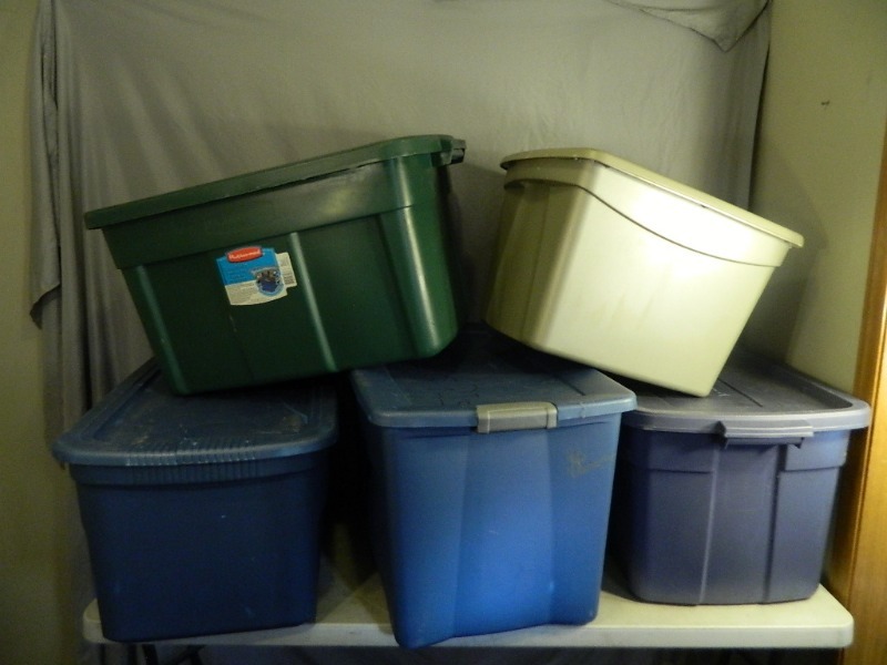 lot 50 image: 5 Assorted Totes with Lids