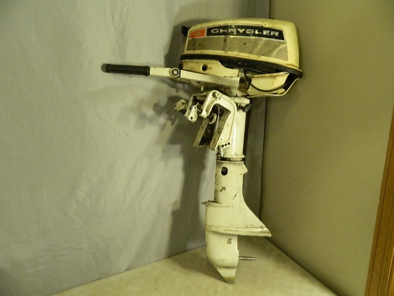 lot 17 image: Chrysler 4 HP Outboard Boat Motor