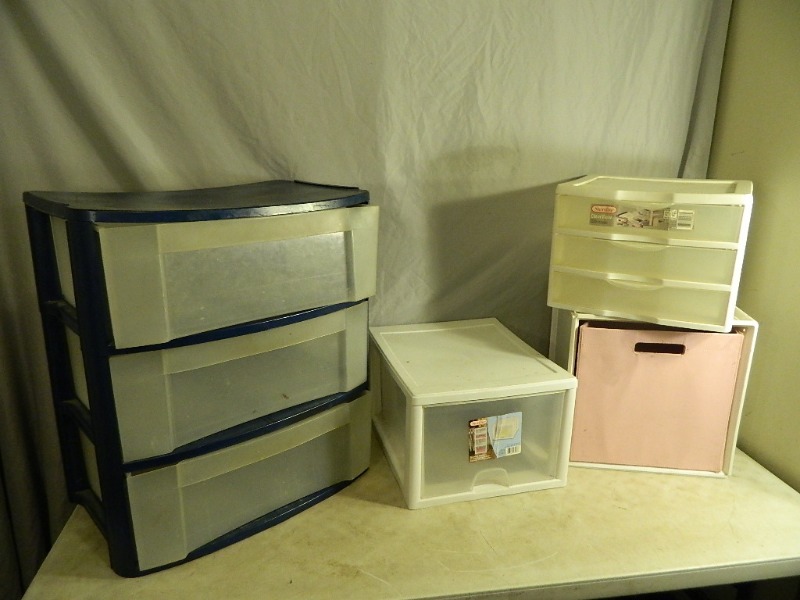lot 81 image: Storage Containers