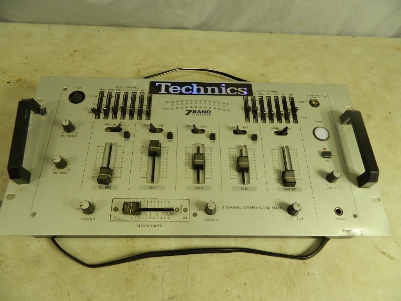 lot 96 image: Technics Equalizer