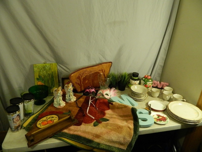 lot 188 image: Kitchen Items and Decor