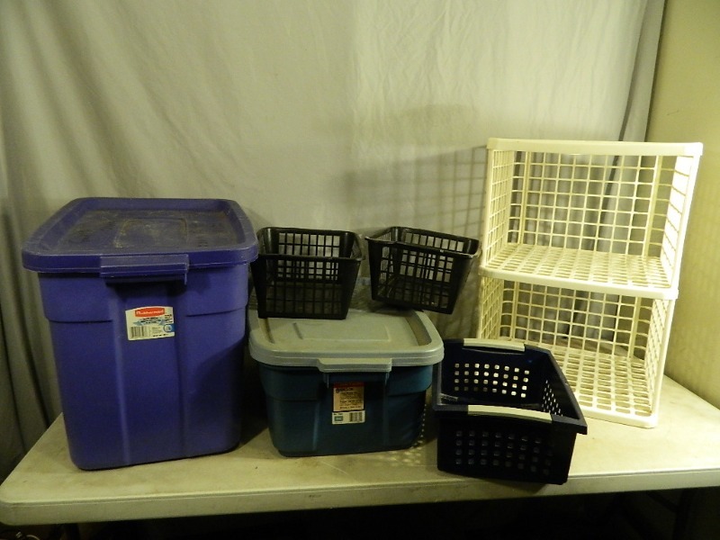 lot 194 image: Totes and Organizers