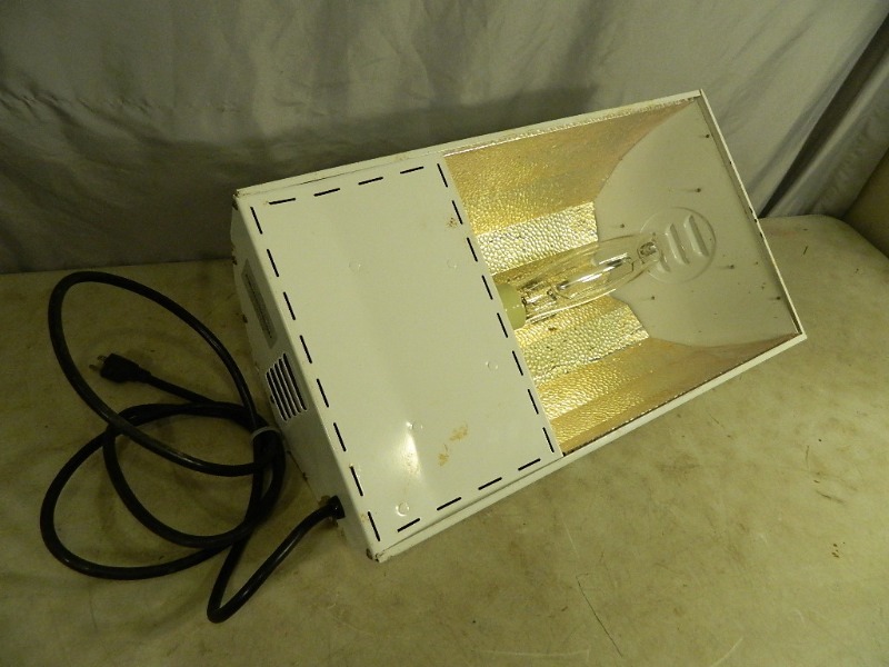 lot 7 image: Sun Systems Indoor Garden Grow Light