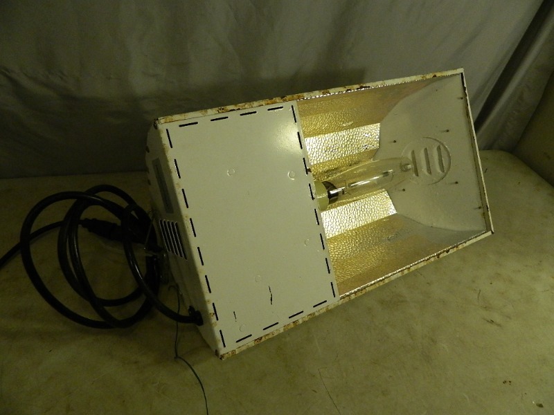 lot 8 image: Sun Systems Indoor Garden Grow Light