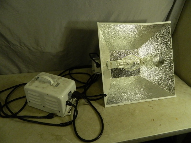 lot 9 image: Sun Systems Indoor Garden Grow Light
