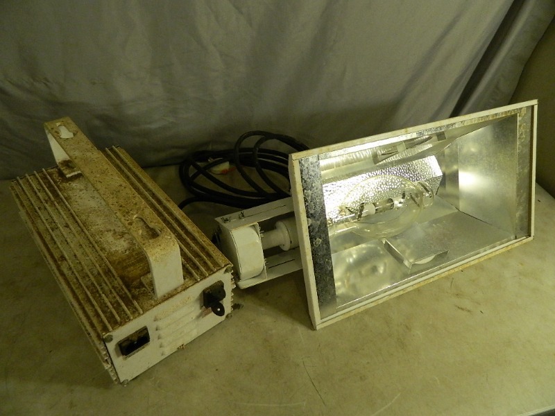 lot 11 image: Sun Systems Indoor Garden Grow Light
