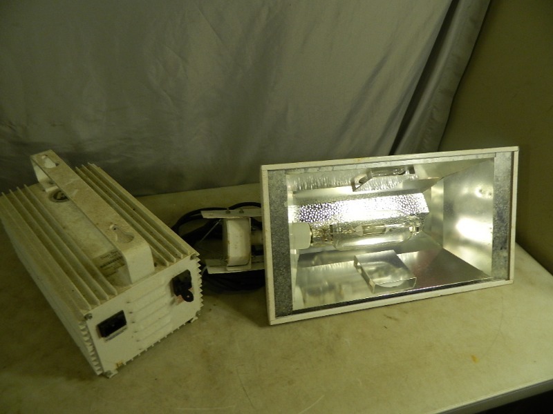 lot 13 image: Sun Systems Indoor Garden Grow Light