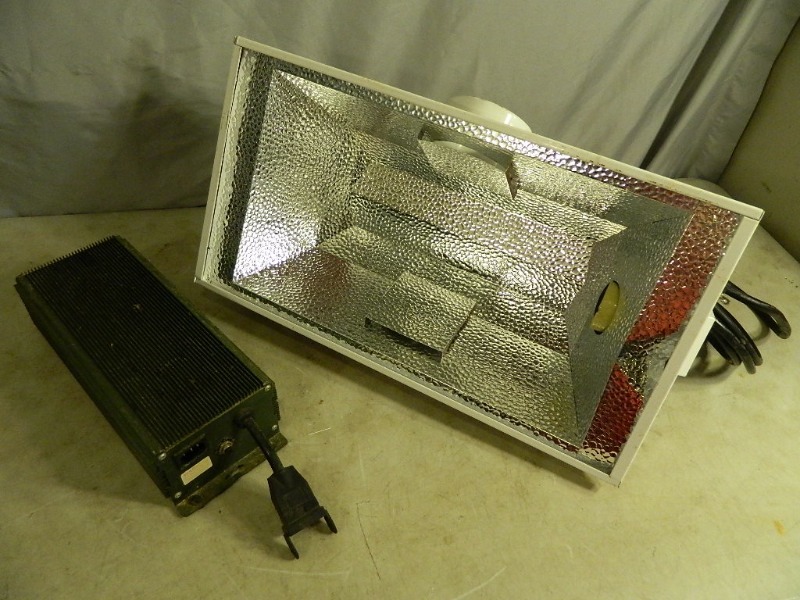 lot 14 image: Sun Systems Indoor Garden Grow Light