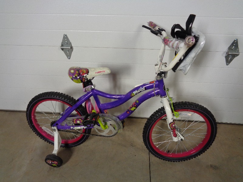 lot 129 image: 18 inch Girls Bike