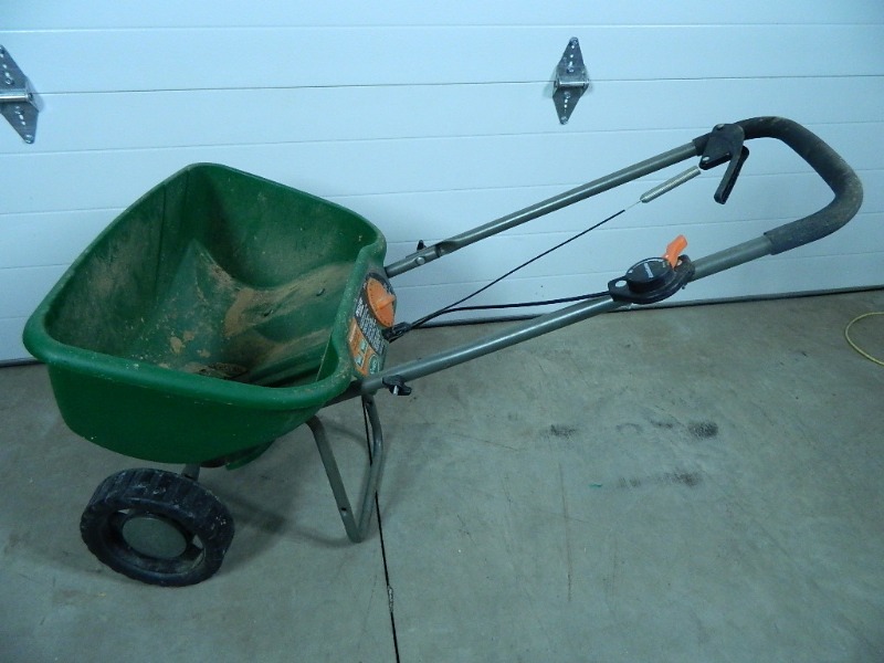 lot 116 image: Scotts Fertilizer Spreader