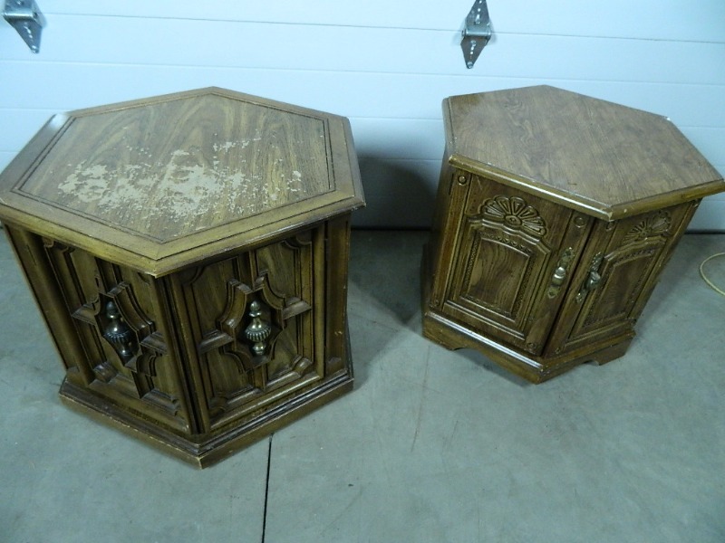 lot 122 image: 2 End Tables with Storage