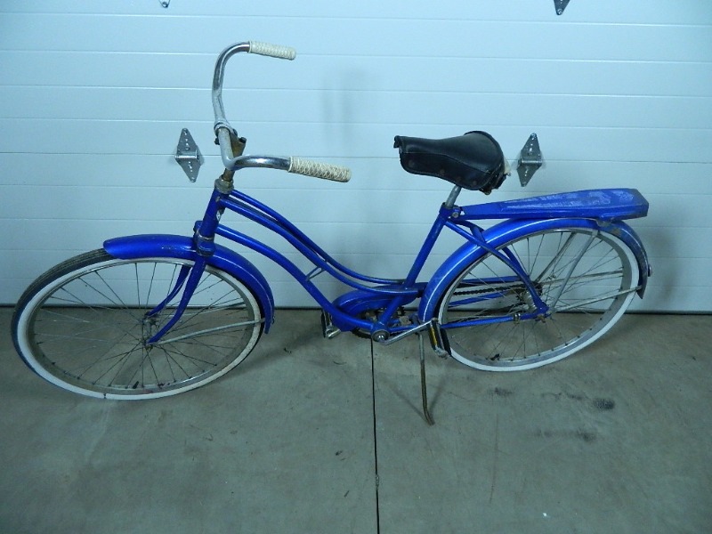 lot 125 image: Vintage Huffy Bike
