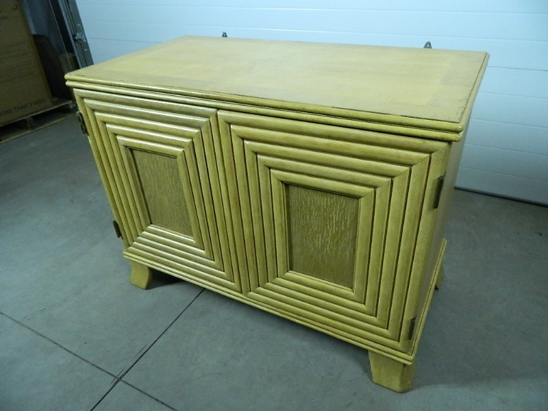 lot 132 image: TV Stand  Entertainment Cabinet