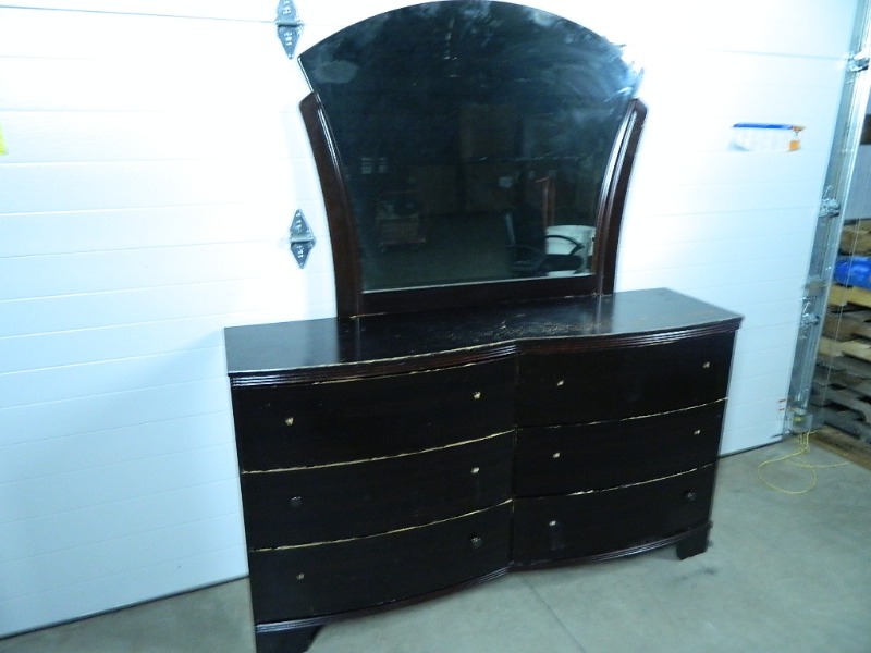 lot 134 image: 6 Drawer Dresser with Mirror