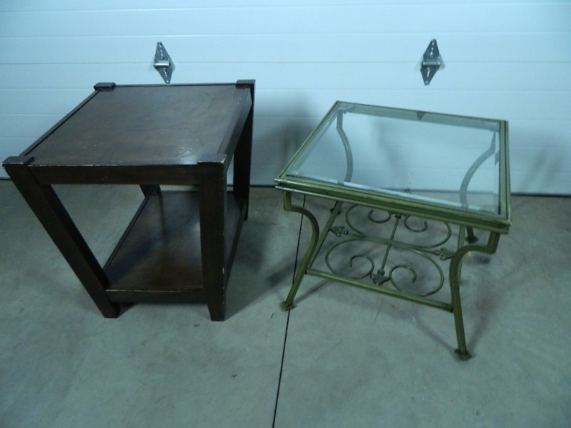 lot 136 image: 2 End Tables
