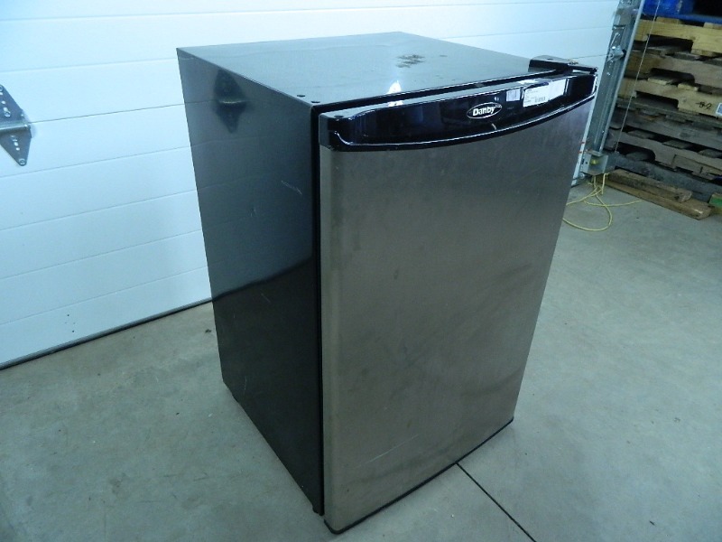 lot 147 image: Danby Dorm Refrigerator